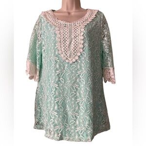 Lauren Michelle green and white lace 3/4 sleeve top